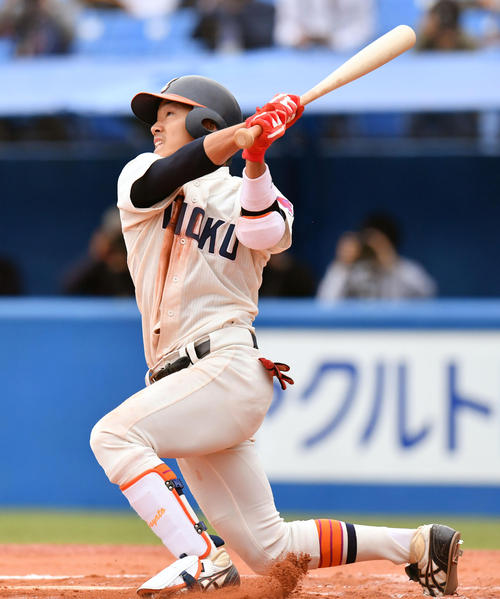 東北福祉大対慶大　６回表東北福祉大２死一、三塁、吉田は左越え３点本塁打を放つ（撮影・滝沢徹郎）