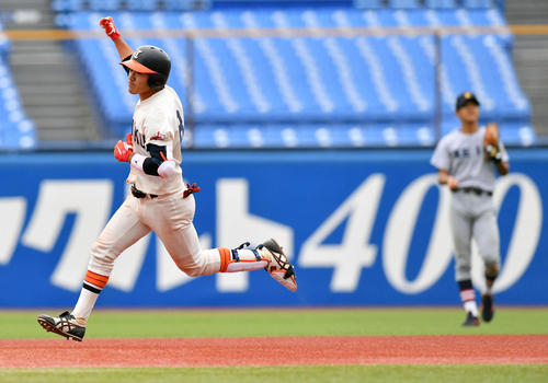 東北福祉大対慶大　６回表東北福祉大２死一、三塁、左越え３点本塁打を放った吉田（左）はガッツポーズする（撮影・滝沢徹郎）
