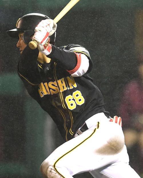 ９回表阪神２死満塁、右前適時打を放つ俊介（撮影・横山健太）