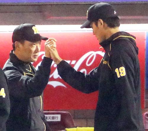 今季初勝利を挙げ、金本監督に迎えられる阪神藤浪（撮影・野上伸悟）