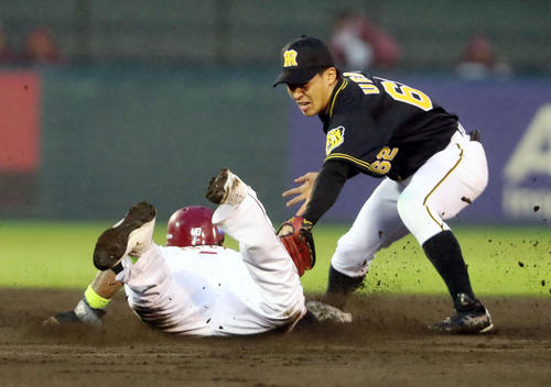 楽天対阪神　２回裏楽天２死一塁、ウィーラーは二塁盗塁失敗、右は植田（撮影・加藤哉）