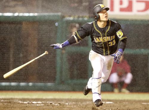 ７回表阪神１死二塁、糸原は右翼線越え適時二塁打を放つ（撮影・加藤哉）