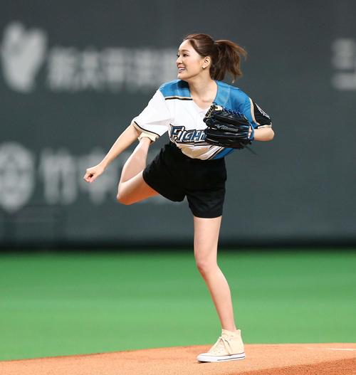 日本ハム対ヤクルト ファーストピッチセレモニーをするchay(撮影・黒川智章)