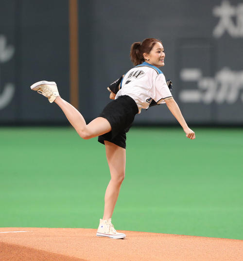 日本ハム対ヤクルト 試合前、ファーストピッチを務めた歌手のchayさん(撮影・佐藤翔太)