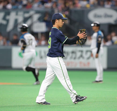 6回裏日本ハム2死一、二塁、矢野(左奥)を左飛に仕留め、グラブを叩くヤクルト小川(撮影・佐藤翔太)
