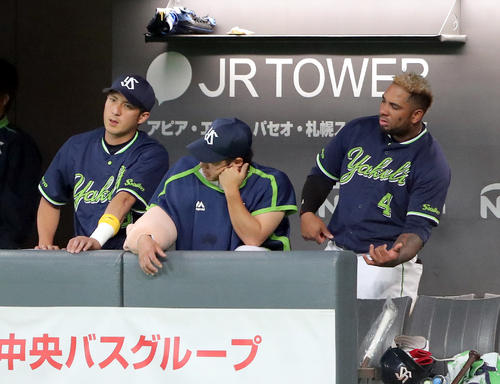 7回裏日本ハム2死一塁、大田の入場曲に合わせてエアギターをするヤクルト・バレンティン(右奥)(撮影・佐藤翔太)
