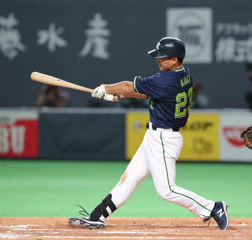 8回表ヤクルト2死一、二塁、青木は右越え適時二塁打を放つ(撮影・佐藤翔太)