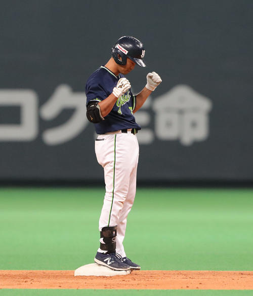右越え適時二塁打を放ち、ガッツポーズをする青木(撮影・佐藤翔太)