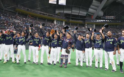 交流戦で勝率1位になりスタンドの応援団にあいさつするヤクルトナイン(撮影・黒川智章)