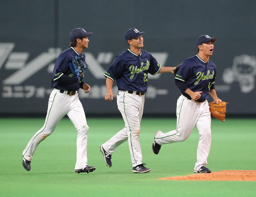 試合終了後、笑顔でベンチに引き揚げる左からヤクルト田代、青木、雄平(撮影・佐藤翔太)