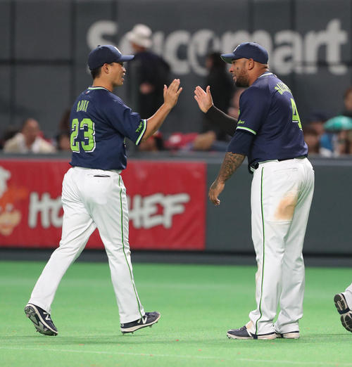 日本ハム対ヤクルト 試合終了後、ヤクルト青木(左)を出迎えるバレンティン(撮影・佐藤翔太)