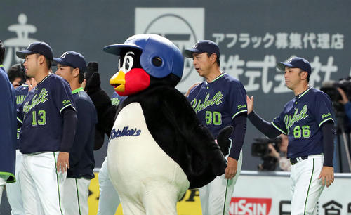 ナインを出迎えるヤクルト小川監督(撮影・佐藤翔太)