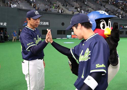 ナインを出迎える小川監督(撮影・黒川智章)