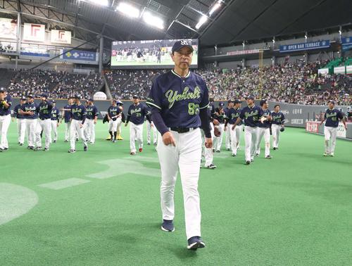 交流戦勝率1位になりファンの声援をうけ引き揚げる小川監督(撮影・黒川智章)