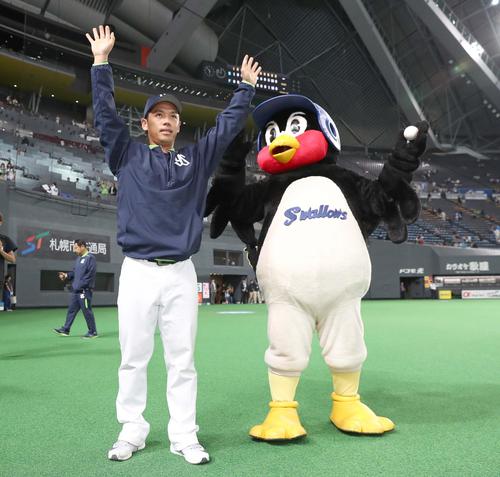 試合後、ファンの声援に応える小川(撮影・黒川智章)