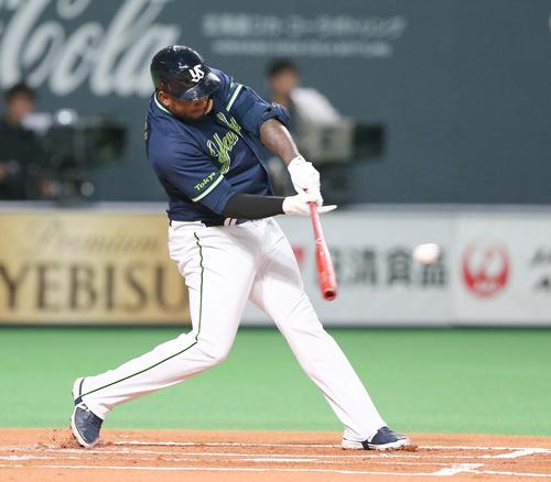 日本ハム対ヤクルト 1回表ヤクルト1死一、二塁、中前適時打を放つバレンティン(撮影・黒川智章)
