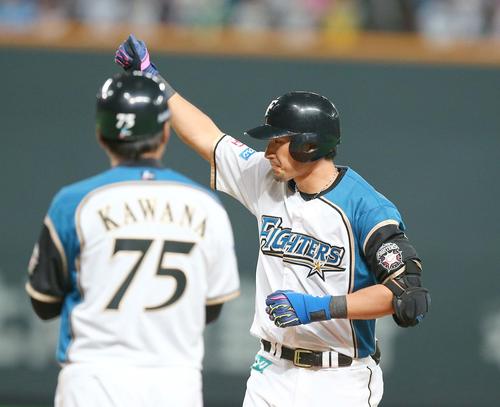 日本ハム対ヤクルト 3回裏日本ハム2死三塁、中前適時打を放ちガッツポーズの大田(撮影・黒川智章)