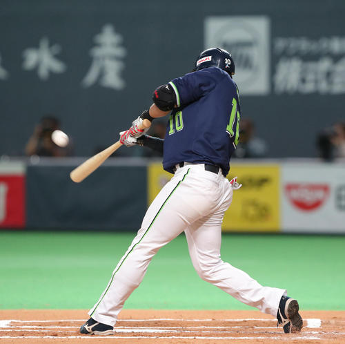 無死二、三塁、荒木は左犠飛を放つ(撮影・佐藤翔太)