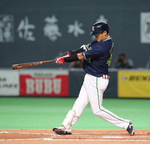 1死二塁、坂口は右前適時打を放つ(撮影・佐藤翔太)