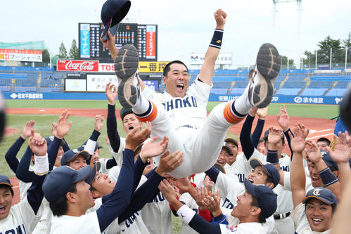 国際武道大対東北福祉大 14年ぶりの優勝を果たした東北福祉大・大塚監督はナインから胴上げされ、笑顔で宙を舞う(撮影・垰建太)