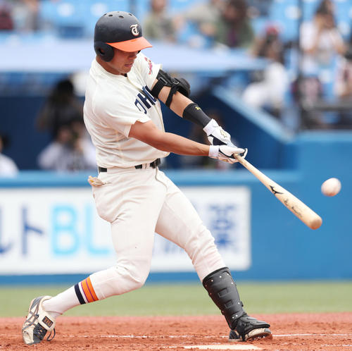 国際武道大対東北福祉大 1回裏東北福祉大2死一塁、左越え本塁打を放つ深江(撮影・垰建太)