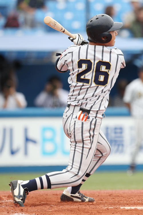 国際武道大対東北福祉大 2回表国際武道大2死二、三塁、左中間に適時打を放つ柄沢(撮影・垰建太)