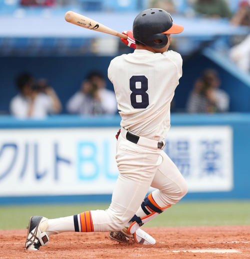 国際武道大対東北福祉大 2回裏東北福祉大2死一、二塁、左前適時打を放つ吉田(撮影・垰建太)