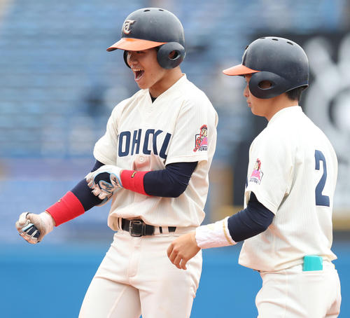 国際武道大対東北福祉大 国際武道大対東北福祉大 2回裏東北福祉大2死一、二塁、中前適時打を放ち塁上で雄たけびを上げる中野(左)(撮影・垰建太)