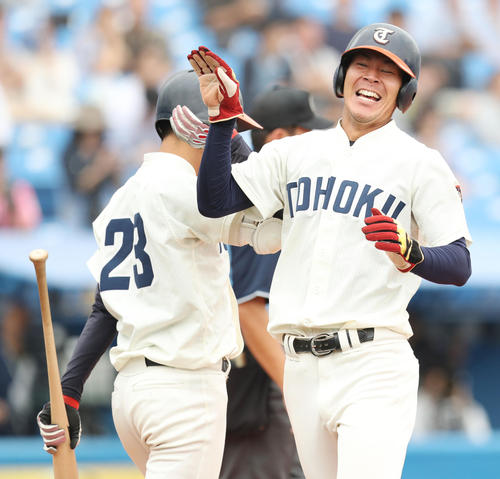国際武道大対東北福祉大 2回裏東北福祉大2死一、二塁、中野の適時打で清水敬(右)が満面の笑顔で生還する(撮影・垰建太)