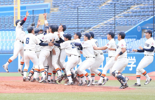 国際武道大対東北福祉大 津森宥紀が9回表国際武道大の攻撃を抑え、優勝が決まった東北福祉大ナインはマウンドに飛び出し喜びを分かち合う(撮影・垰建太)