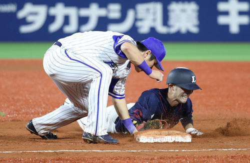 ６回表西武２死一塁、一塁走者の外崎は三嶋のけん制に逆をつかれるもセーフ。リクエストも覆らず（撮影・河野匠）