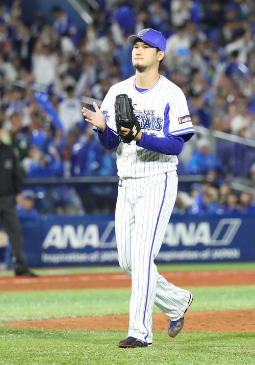 ７回表を０点に抑え、手をたたきながら引き揚げる三上（撮影・河野匠）