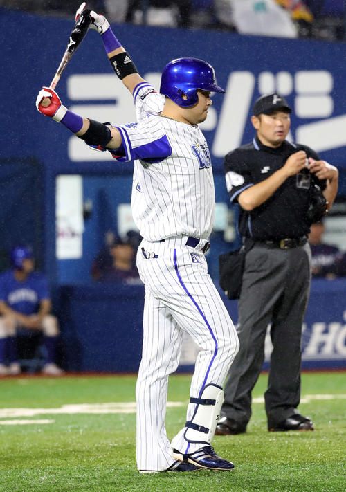 ７回裏ＤｅＮＡ２死二塁、代打で登場した筒香は打席に向かう（撮影・河野匠）