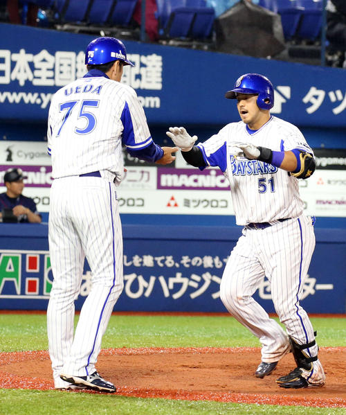 ２打席連続となる本塁打を放ち上田コーチ（左）の出迎えを受ける宮崎（撮影・河野匠）