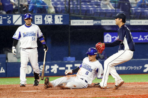 ８回裏ＤｅＮＡ１死一、三塁、大石（右）の暴投で三塁走者の神里が生還する（撮影・河野匠）