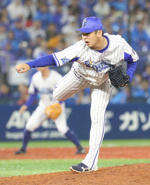 ９回表に登板し、セーブを記録した山崎（撮影・河野匠）