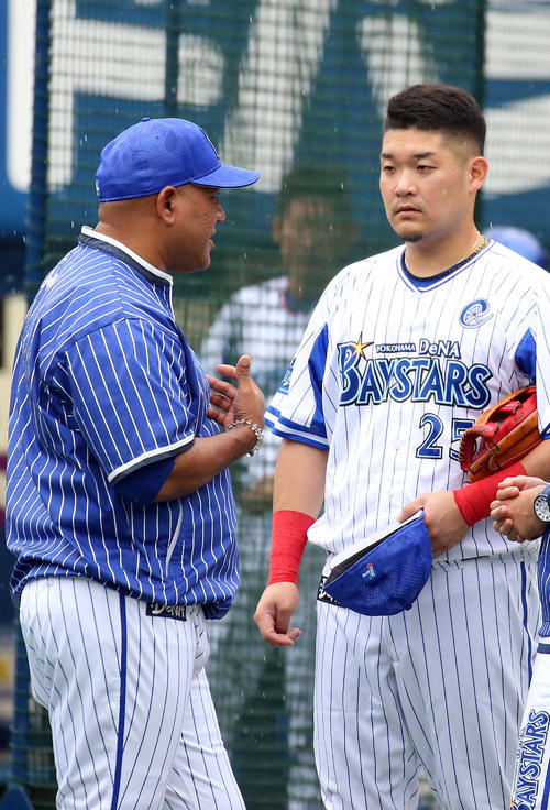 ＤｅＮＡ対西武　試合前、ラミレス監督（左）から声を掛けられる筒香（撮影・河野匠）