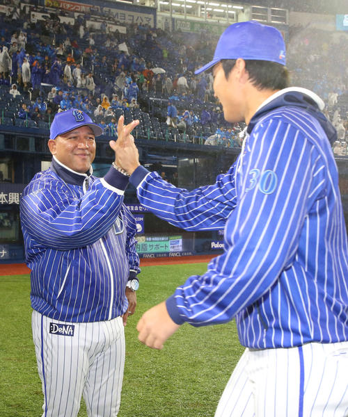 笑顔で飯塚（右）を迎えるラミレス監督（撮影・河野匠）