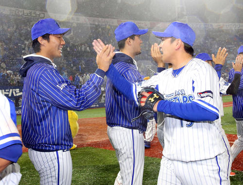 勝利投手の飯塚（左）は笑顔で山崎（右）を迎える。中央は三上（撮影・河野匠）