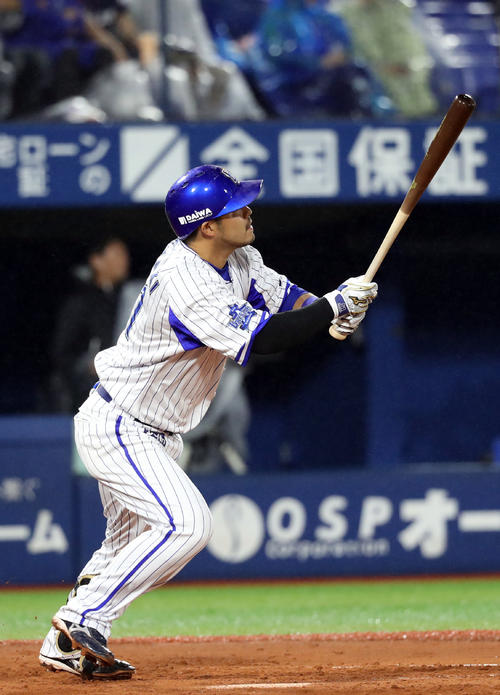 ＤｅＮＡ対西武　４回裏ＤｅＮＡ１死二塁、先制の中越え２点本塁打を放つ宮崎（撮影・河野匠）