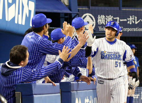 ＤｅＮＡ対西武　４回裏ＤｅＮＡ１死二塁、先制の中越え２点本塁打を放ちナインの祝福を受ける宮崎（撮影・河野匠）