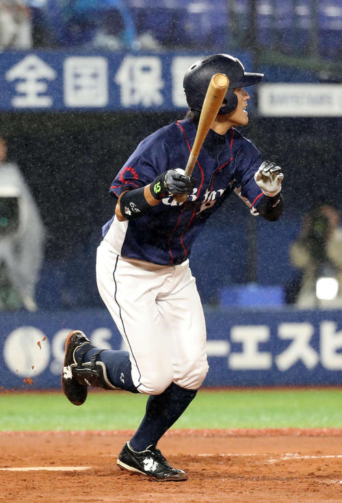 ＤｅＮＡ対西武　５回表西武無死、左中間に本塁打を放つ斉藤彰（撮影・河野匠）