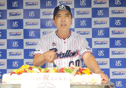交流戦勝率1位を記念したケーキにナイフを入れるヤクルト小川監督(撮影・中島郁夫)