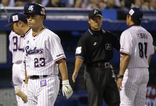 ヤクルト対ソフトバンク 7回裏ヤクルト1死二塁、ハーフスイングを三振と判断された青木(左端)は球審への暴言で退場処分となった(撮影・中島郁夫)