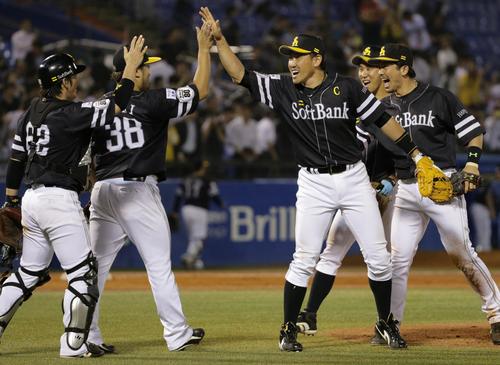 ヤクルト対ソフトバンク ヤクルトを下したソフトバンクナイン(撮影・中島郁夫)