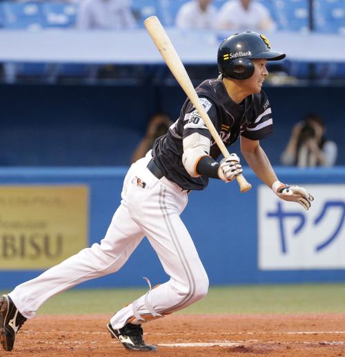 ヤクルト対ソフトバンク 2回表ソフトバンク1死二、三塁、先制2点適時打を放つ川瀬(撮影・中島郁夫)