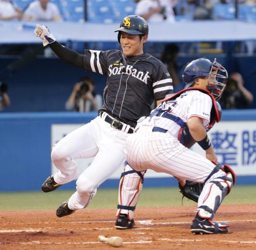ヤクルト対ソフトバンク 2回表ソフトバンク1死二、三塁、川瀬の2点適時打で生還する上林。捕手中村(撮影・中島郁夫)