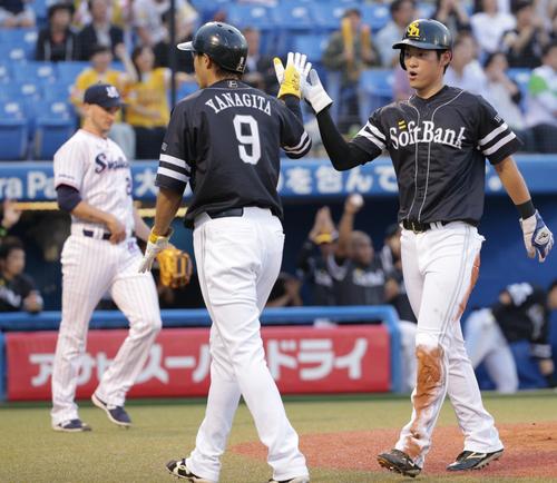 ヤクルト対ソフトバンク 2回表ソフトバンク1死二、三塁、川瀬の2点適時打で生還した上林(右)と柳田。左はブキャナン(撮影・中島郁夫)