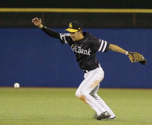 ヤクルト対ソフトバンク 6回裏ヤクルト無死一、三塁、川端の打球を適時失策する川瀬(撮影・中島郁夫)