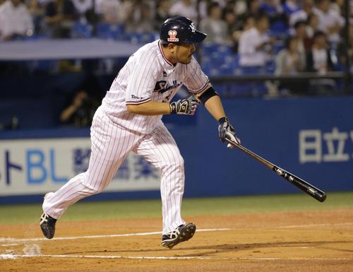 ヤクルト対ソフトバンク 6回裏ヤクルト1死二、三塁、2点適時打を放つ畠山(撮影・中島郁夫)